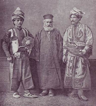 Курды вместе с армянским священником (посередине)